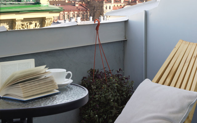 Mansarda s 2 balkonami na Nevskom Apartments
