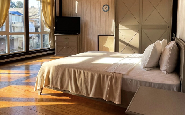 Chastny Kottedzh u reki Private house