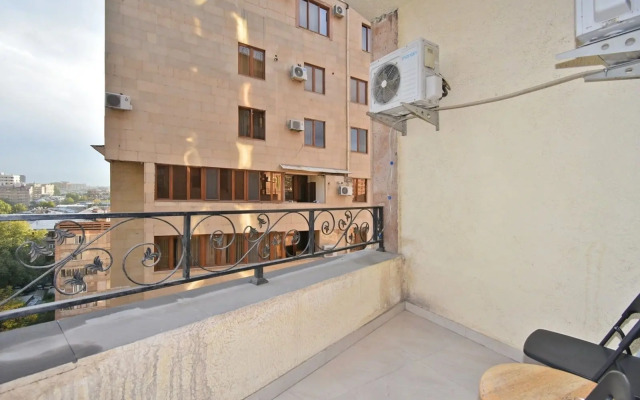 3-komn. na prospekte Mashtotsa, ryadom s Opernyim teatrom, MA331 Flat