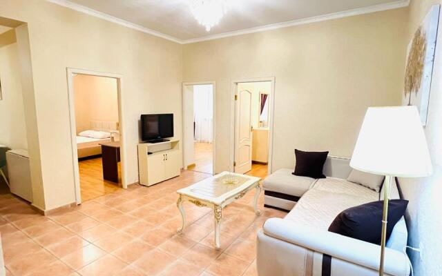 Trekhkomnatniye s Terrasoy i Balkonom Apartments