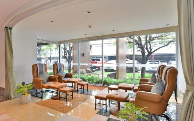 Отель The Grass Serviced Suites