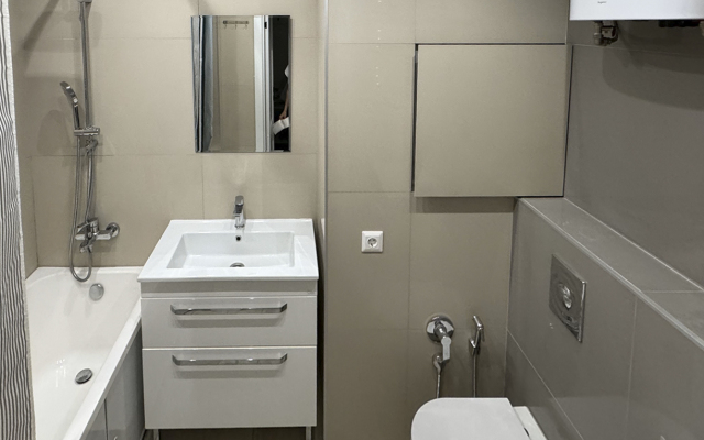S Panoramnym Ostekleniem I Dizaynerskim Remontom Flat