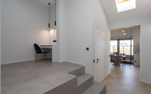 Квартира с Мансардными Окнами и Видом на Море