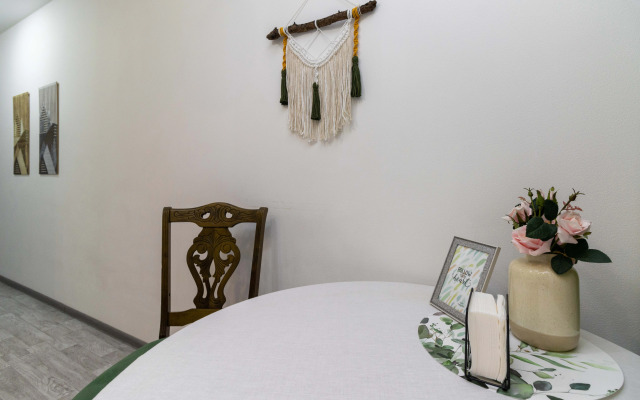 Квартира с желтым диваном