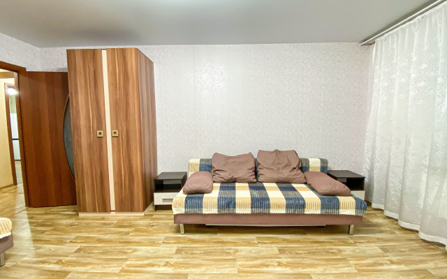 Ryadom S Ledovoy Arenoy I Futbolnym Manezhem Flat