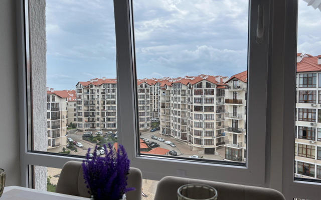 Yarkaya S Kusochkom Morya Flat