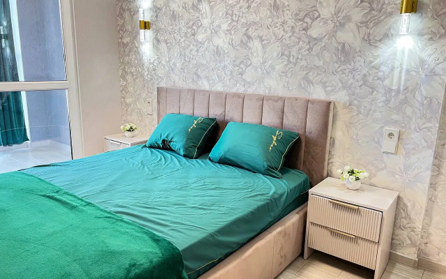 Ryadom S Naberezhnoy Flat