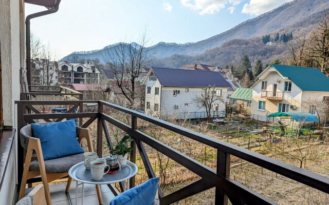 Квартира двухуровневая с видовым балконом в центре Красной Поляны