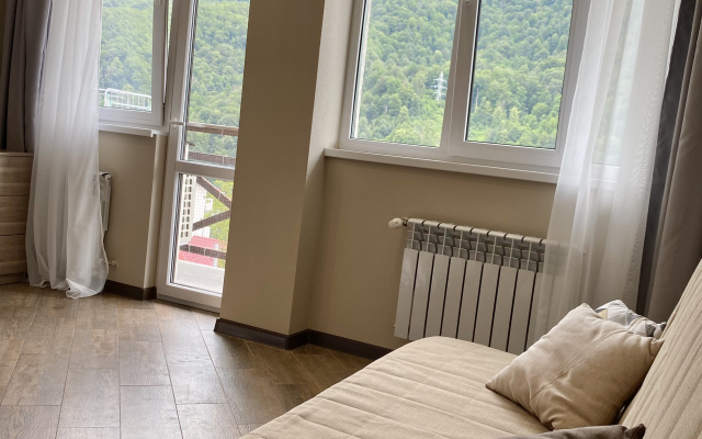 S Balkonom U Podnozhiya Khrebta Aibga Apartments