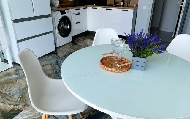 V Tsentre S Vidom Na More Flat