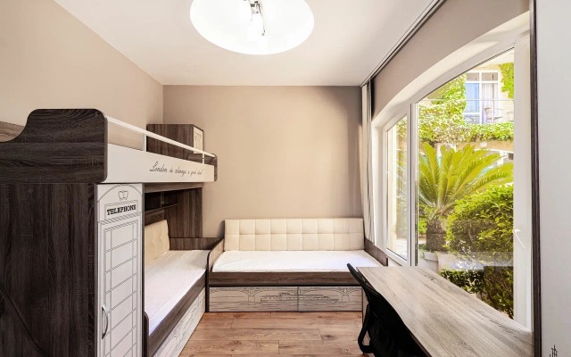 U Morya S Basseinom V Zhk Solnechny Apartments
