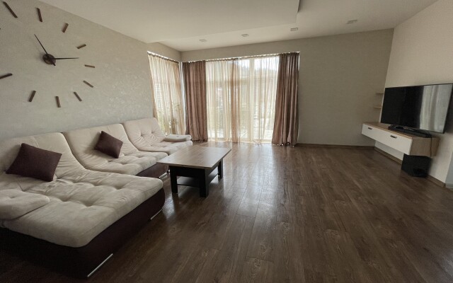 Dom V Uschelye Tryokh Gor Private House