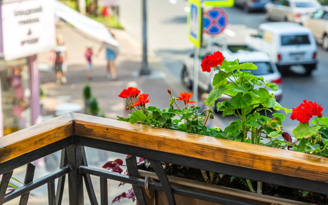 M1C Lyuks Apartments