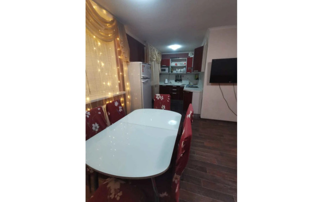 Apartments Trehkomnatnyie v mikrorajone 8a, 42