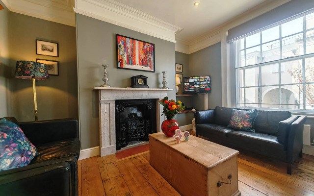 Historic Winchester Apartment