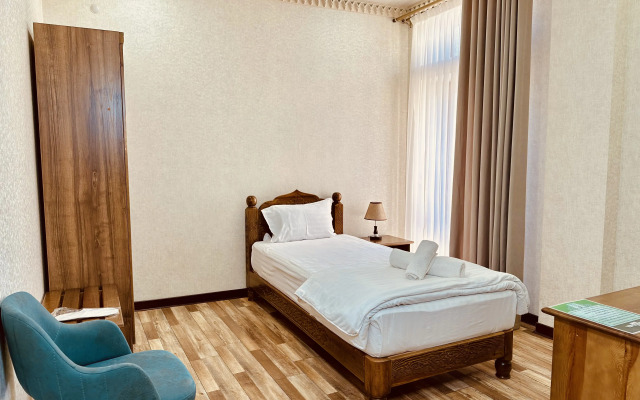 Ayvan Plaza Hotel