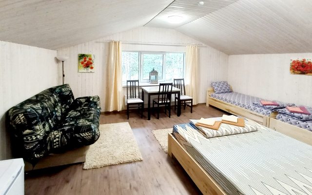 Четырёхместный полулюкс Comfort с красивым видом из окна (общая ванная комната) — фото 1