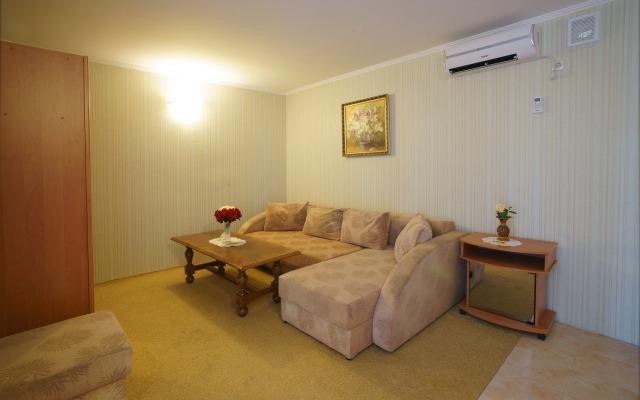 Меблированные комнаты Двухкомнатный номер с мини кухней в частном доме