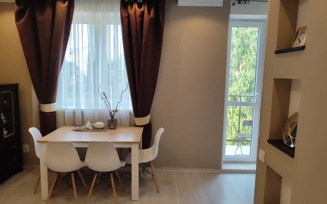 Dvukhurovnevaya U Morya Flat