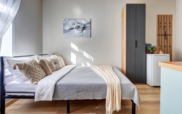 Апартаменты Улучшенная Студия с Видом на Город Светлый Дом