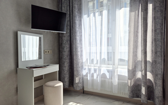 S Balkonom v Odnom iz Samykh Zelenykh Rayonov Sochi Flat