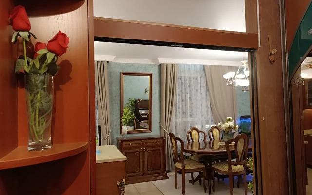 Uyutnaya dvukhkomnatnaya s konditsionerom Ermitazh Flat
