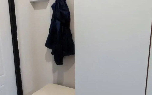 Studiya U Ledovoy Areny Traktor Flat