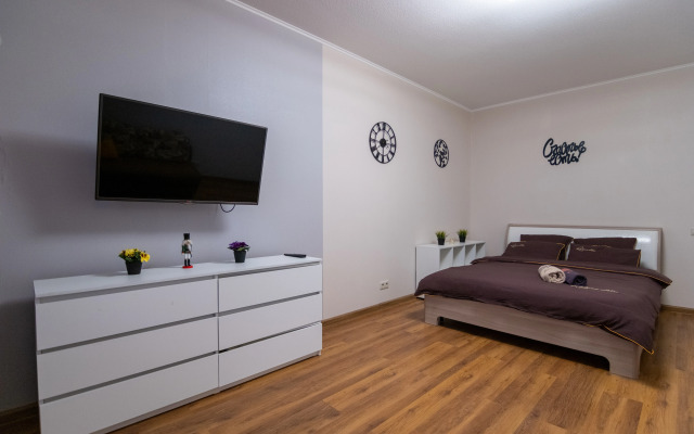 V otlichnom rayone na troikh Apartments