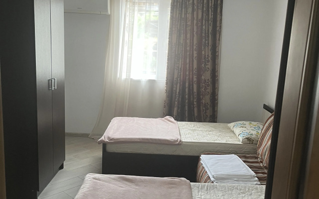 Trekhmestny S Sobstvennoy Vannoy Komnatoy Apartment