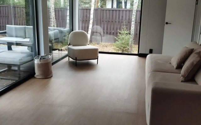 Частный дом в окружении леса с сауной