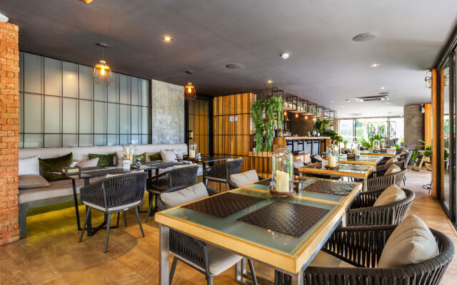 Diamond Condominium by Alexanders Apartments
