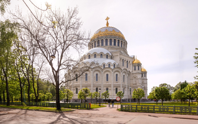 Prudius Apart v tsentre Kronshtadta s vidom na Morskoy Sobor Flat