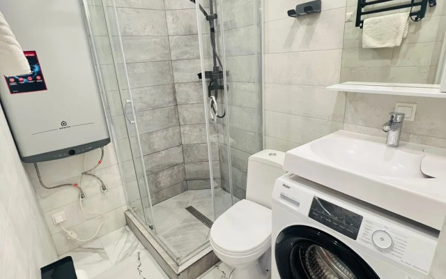 Dvukhurovnevaya tryokhkomnatnaya kvartira s basseynom na territorii Apartments