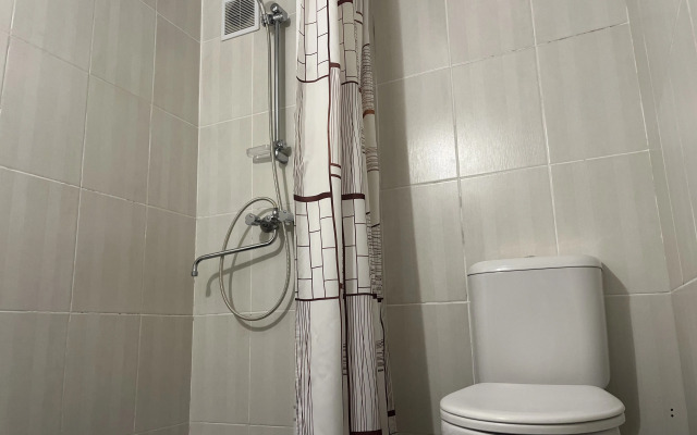 Trekhmestny Uluchshenny S Vannoy Komnatoy Apartment