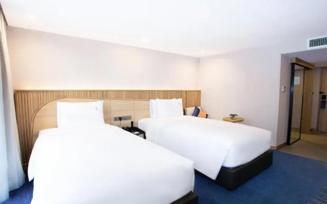 Holiday Inn Express and Suites Bangkok Central Pier by IHG
