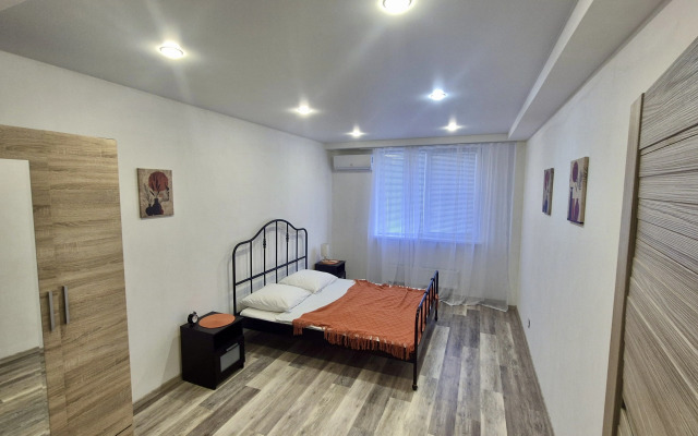 V Sovremennom Rayone Nedaleko Ot Tsentra Goroda Flat
