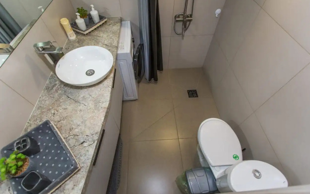 Novye trekhurovnevye apartamenty s vyhodom na Arbat Apartments