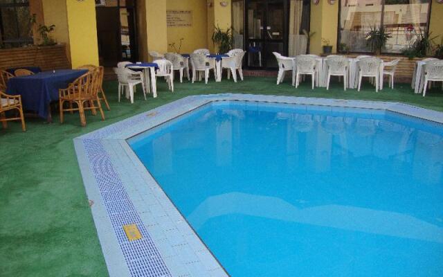 Gaddis Hotel, Suites and Apartments