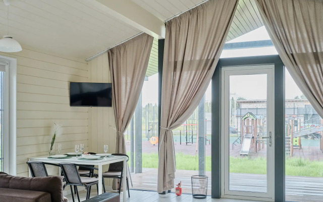 Частный дом с сауной, детской и спортивной площадкой