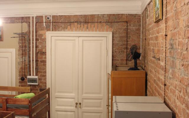 Old Flat Na Sovetskoy Hostel