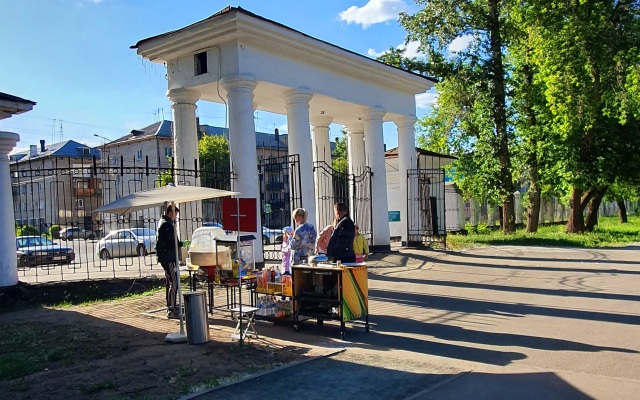 V Tsentre U Parka Izumrudnyij Apartments