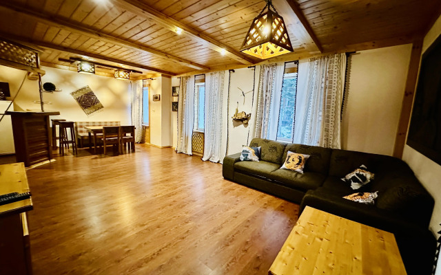 Na Alanskoy, 25 "indeyskaya" Flat