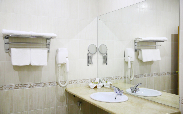 Gostinichno-Razvlekatelnyij Kompleks Kontinent Hotel