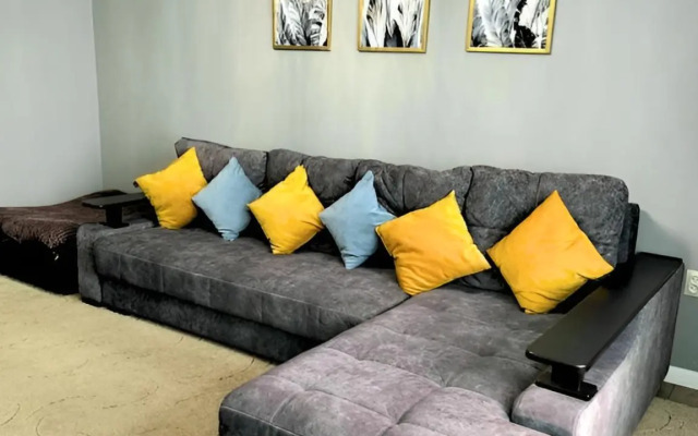 Prostornaya Dvukhkomnatnaya Flat