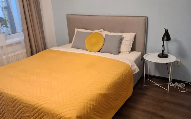 Na 3 chelovek v Strizhakh s balkonom Flat