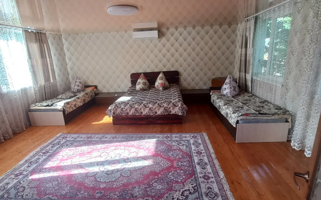 100 M. Ot Khanskogo Dvortsa Flat