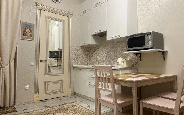 Uyutnaya V Nakhabino S Vysokimi Potolkami I Balkonom Apartments