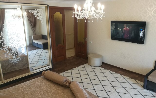 Апартаменты Большая 2-к Сталинка в Центре у Набережной На 5 Гостей