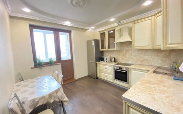 Prostornaya Yevro-Tryoshka U Metro (1) Apartment
