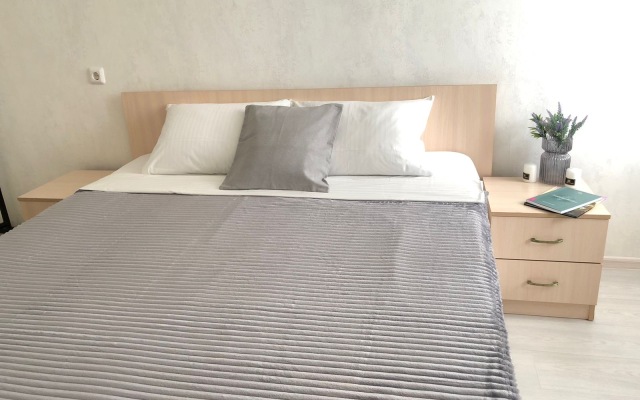 Dvukhkomnatnye apartamenty ryadom s parkom i ozerom Flat